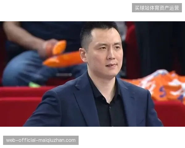 最佳教练卢伟为上海队打造立体化挡拆体系,常规赛攻防效率领跑联盟,率队创下38胜4负的佳绩 最佳教练卢伟为上海队打造立体化挡拆体系,常规赛攻防效率领跑联盟,率队创下38胜4负的佳绩